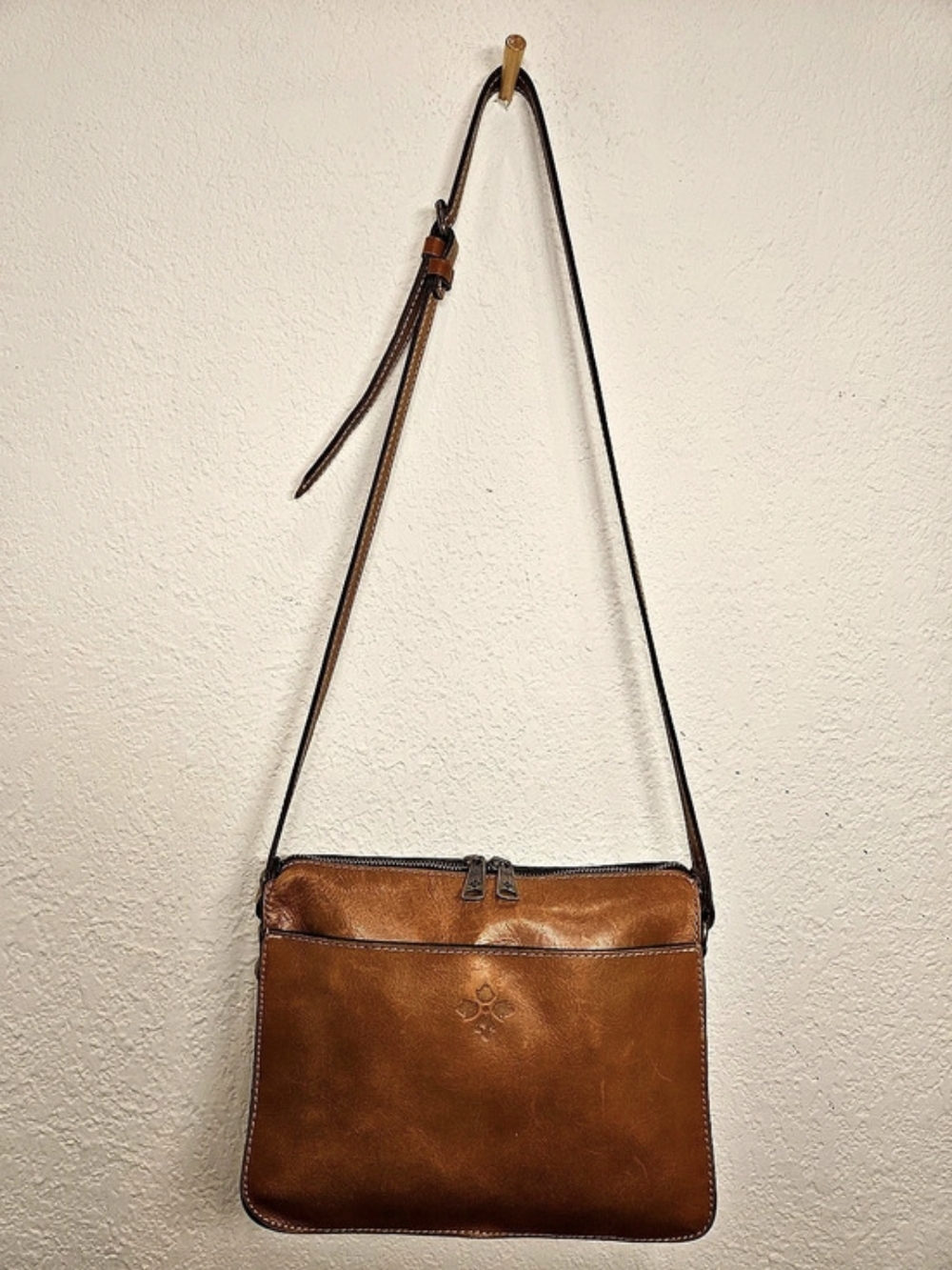 Patricia Nash] Nazaire Vintage Veg-Tanned Leather Crossbody Bag – Warm Ta